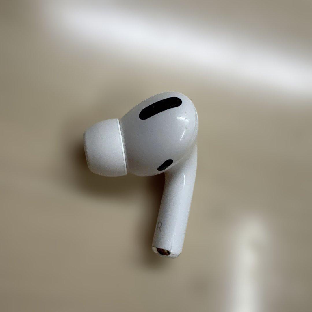 AirPods Pro 本体 ホワイト 充電ケース付 AirPods Pro本体 ホワイト 充電ケース付き - メルカリ