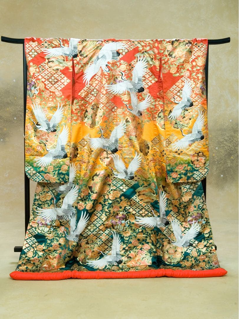 婚礼用打掛　華やかな鶴柄の着物