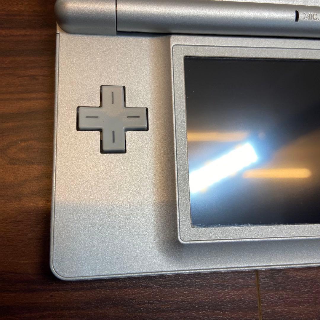 ニンテンドーDS LITE 本体 グロスシルバー 4148 ニンテンドーDS LITE 本体 グロスシルバー 4148