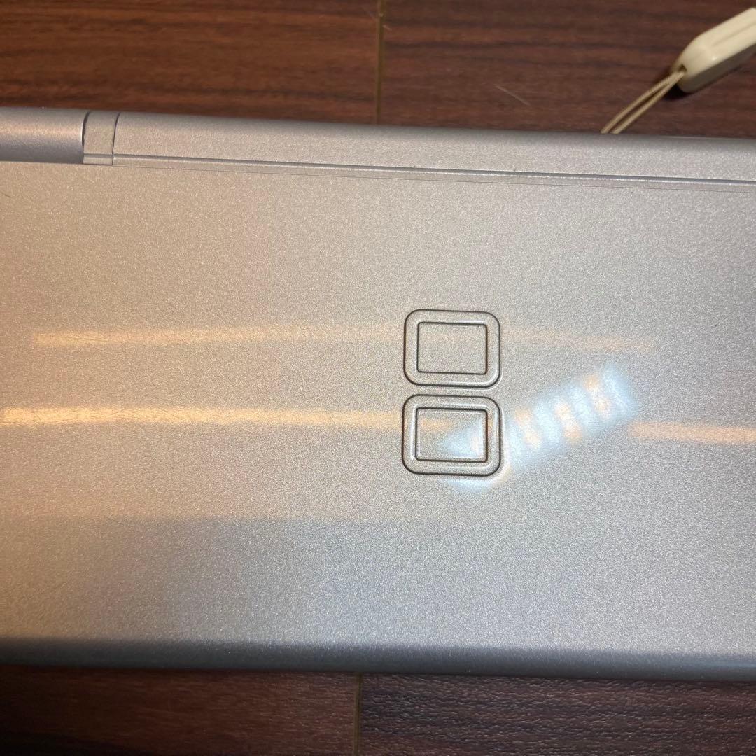 ニンテンドーDS LITE 本体 グロスシルバー 4148 ニンテンドーDS LITE 本体 グロスシルバー 4148