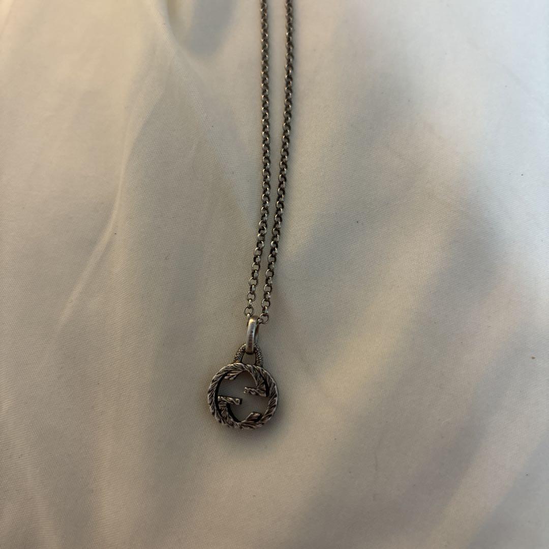 GUCCIシルバー装飾ペンダントネックレス