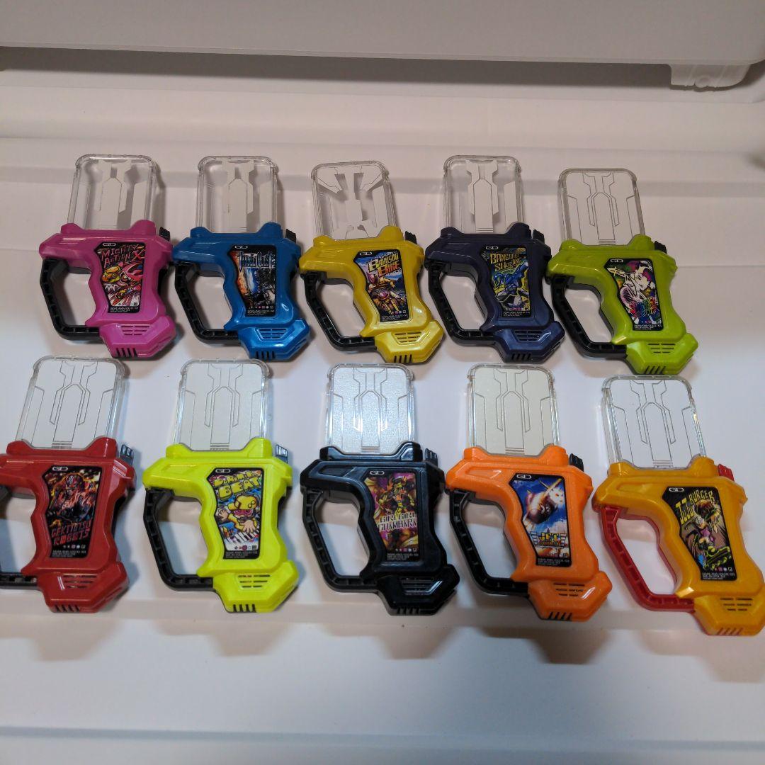 仮面ライダーエグゼイド』宝生永夢・鏡飛彩・花家大我・九条貴利矢・檀黎斗のSUPER BEST版ガシャットセットが登場 | マイナビニュース