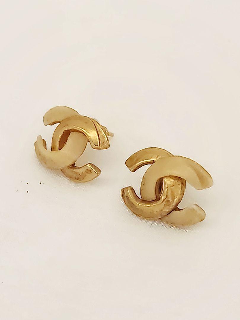 ‼️飽きのこないデザイン‼️CHANEL CCマーク ピアス(両耳用)