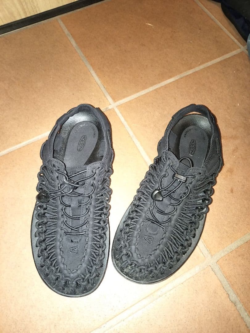 ★美品★KEEN UNEEK サンダル ブラック　27センチ