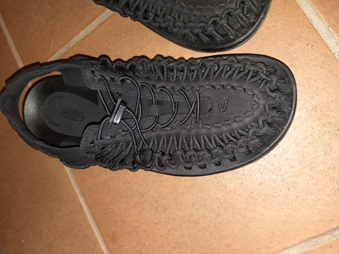 ★美品★KEEN UNEEK サンダル ブラック　27センチ