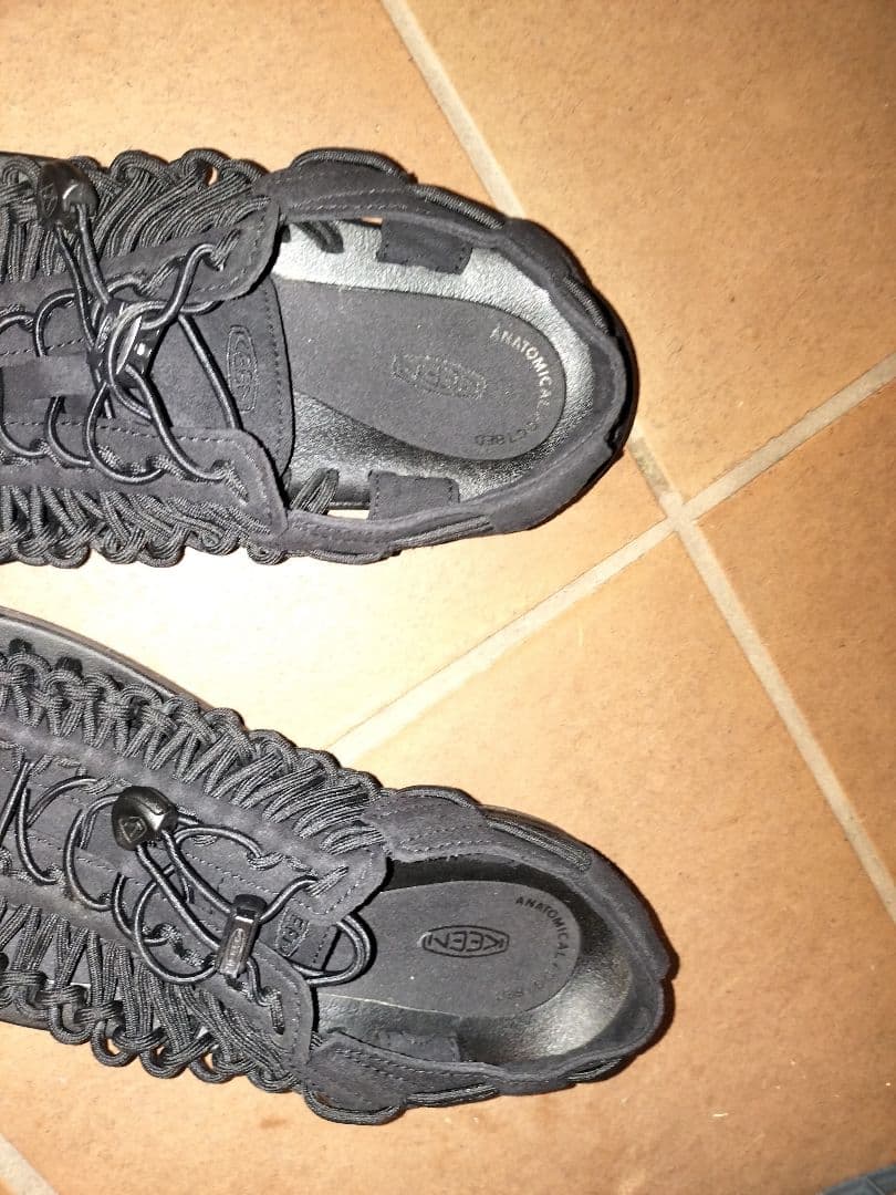 ★美品★KEEN UNEEK サンダル ブラック　27センチ