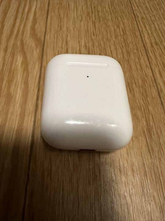 アップルAirPods with Wireless Charging Case①