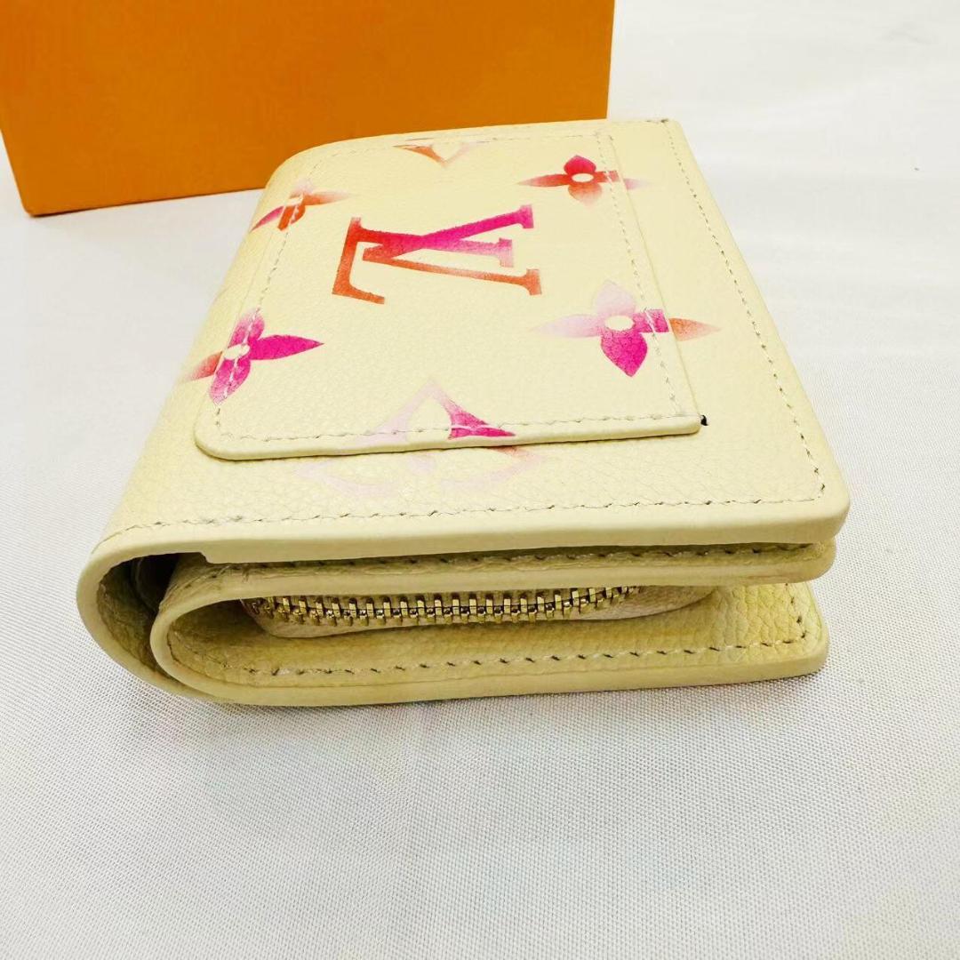 二つ折り財布 フラワーモチーフ