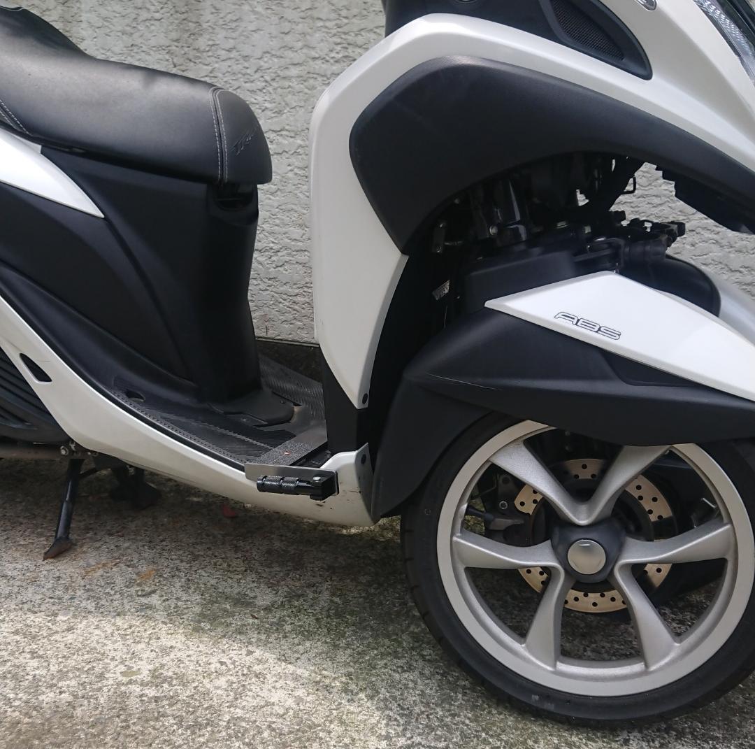 YAMAHA　トリシティ１２５　フロントフートステップ