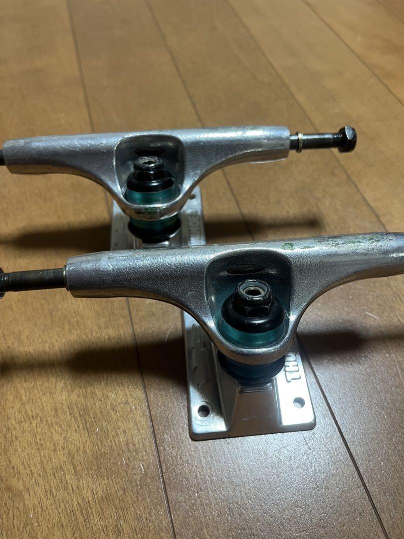 スケートボード THUNDER TRUCK HOLLOW LIGHTS 147