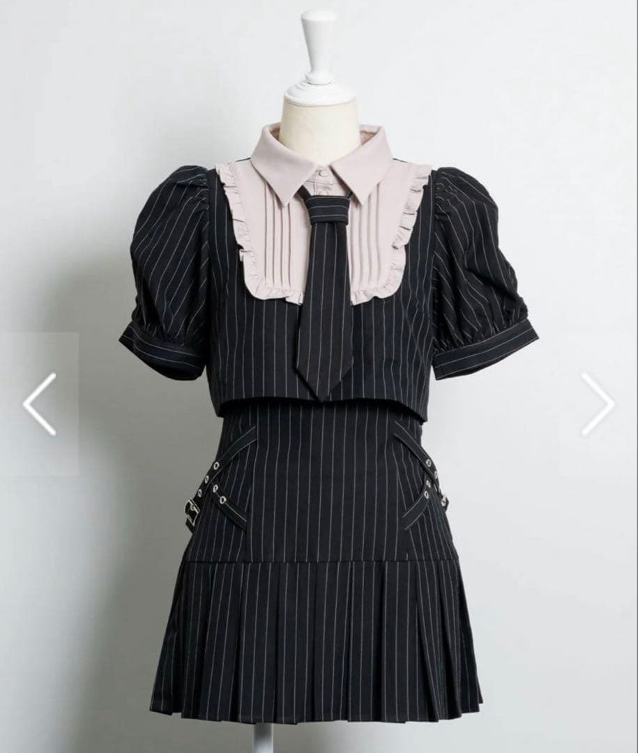 pium ネクタイ付きスクエアフリルトップス　サイドベルトプリーツミニスカート