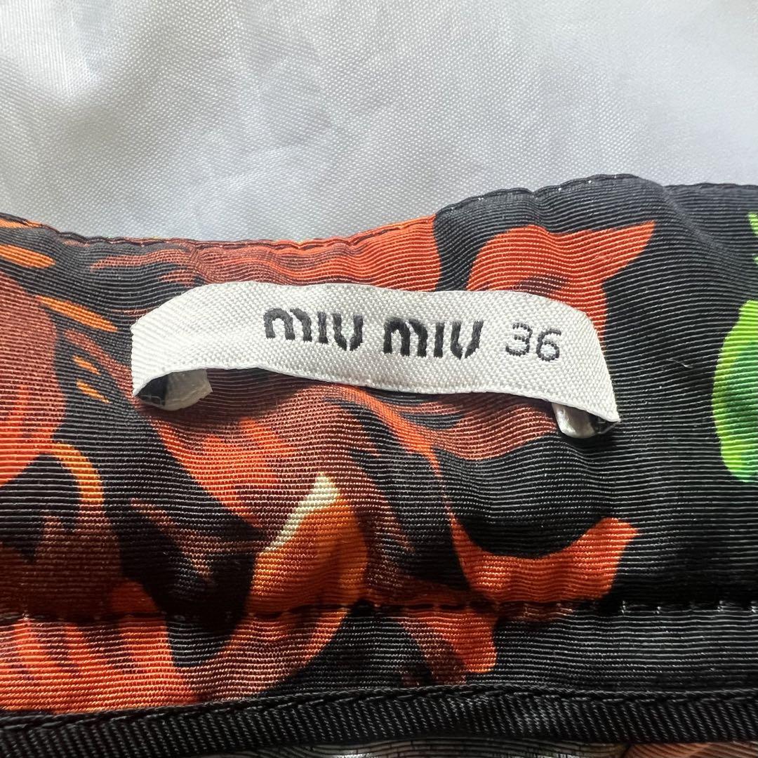 【美品】MIU MIU 総柄フレアスカート ブラック 花柄 オレンジ 36 美品】MIU MIU 総柄フレアスカート ブラック 花柄 オレンジ 36