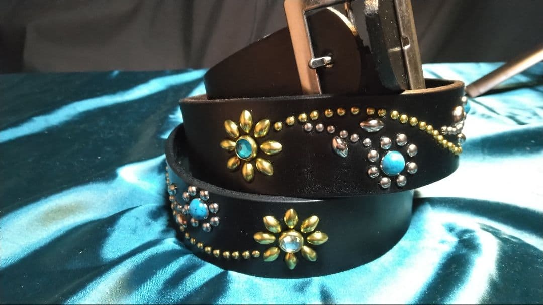 栃木レザーツタ&フラワースタッズベルト　ブラック