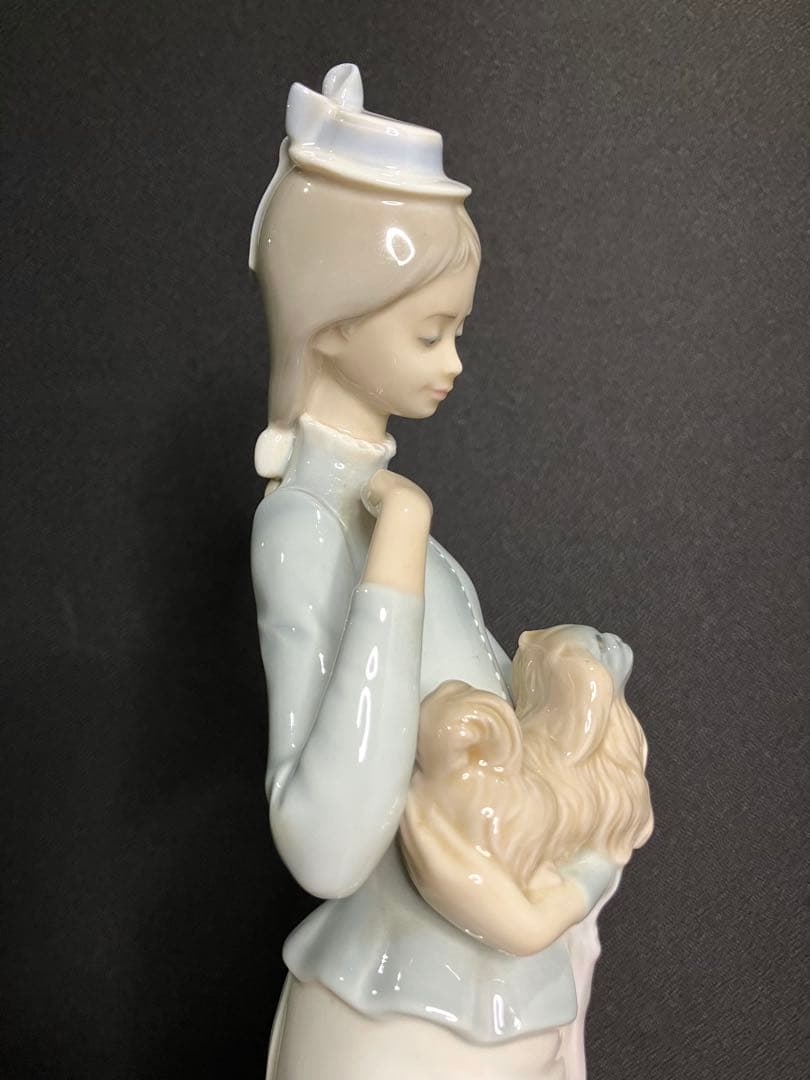 LLADRO 子犬を抱く貴婦人