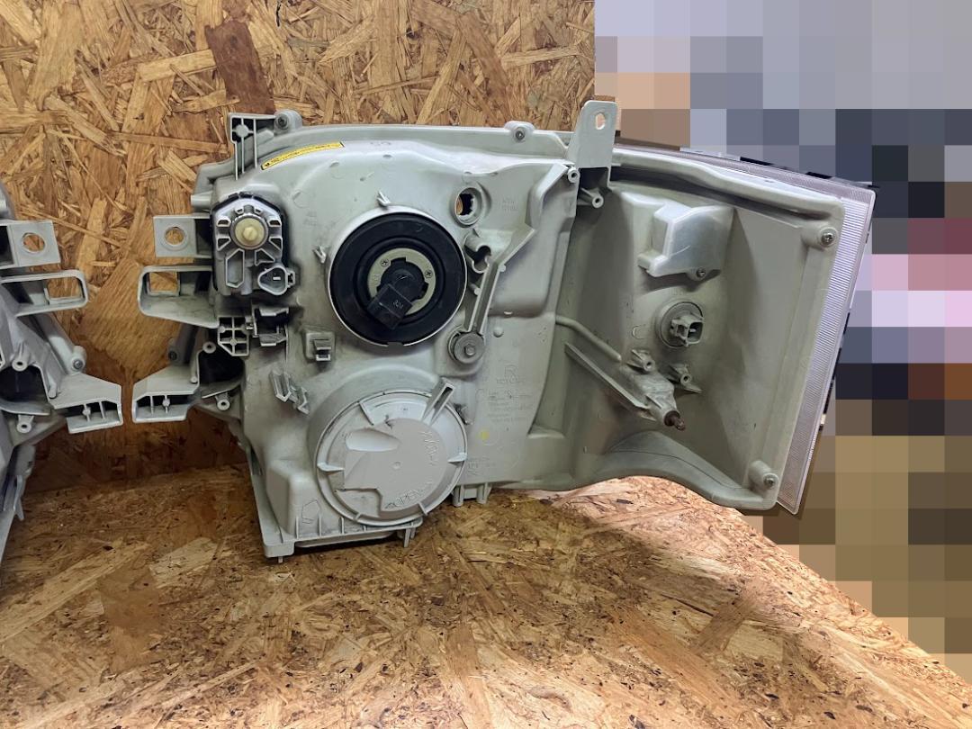 トヨタ200系ハイエース3型純正HIDヘッドライト左右セット黄ばみ無し