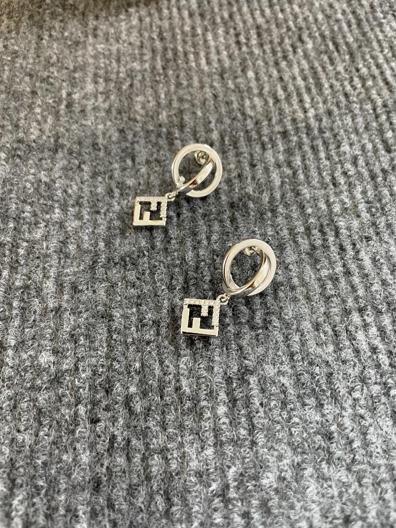 フェンディ シルバー ピアス