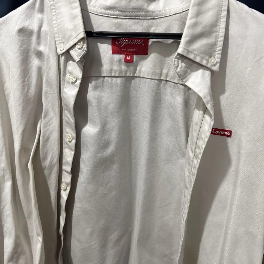 ずっと気になってた Supreme ボタンダウンシャツ メルカリ - アイボリー Mサイズ トップス