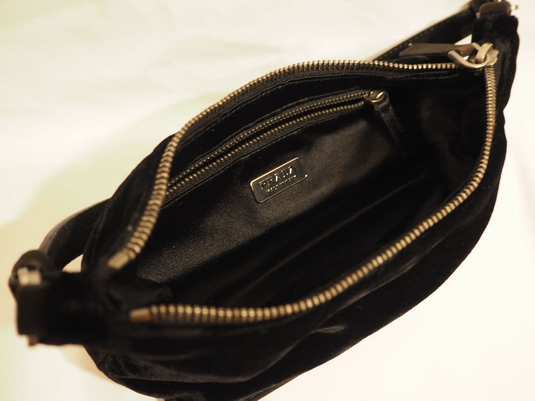【希少】PRADA ミニバッグ アクセサリーポーチ 三角ロゴ 黒