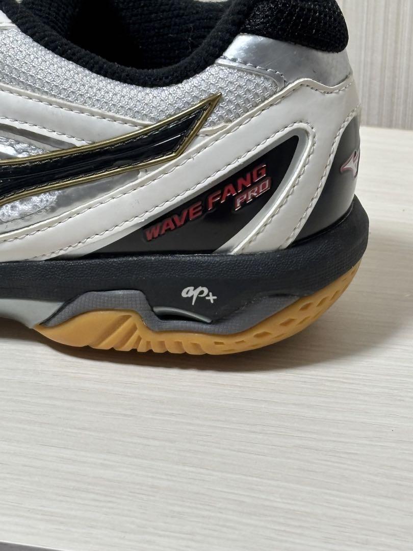 【美品】バドミントンシューズ WAVE FANG PRO