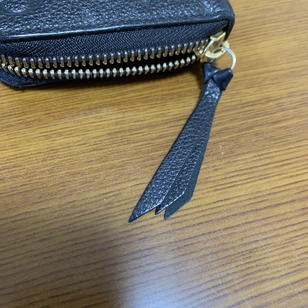真ん中の小銭入れの箇所に小銭が入っていた形跡が薄くあります。箱はありません。