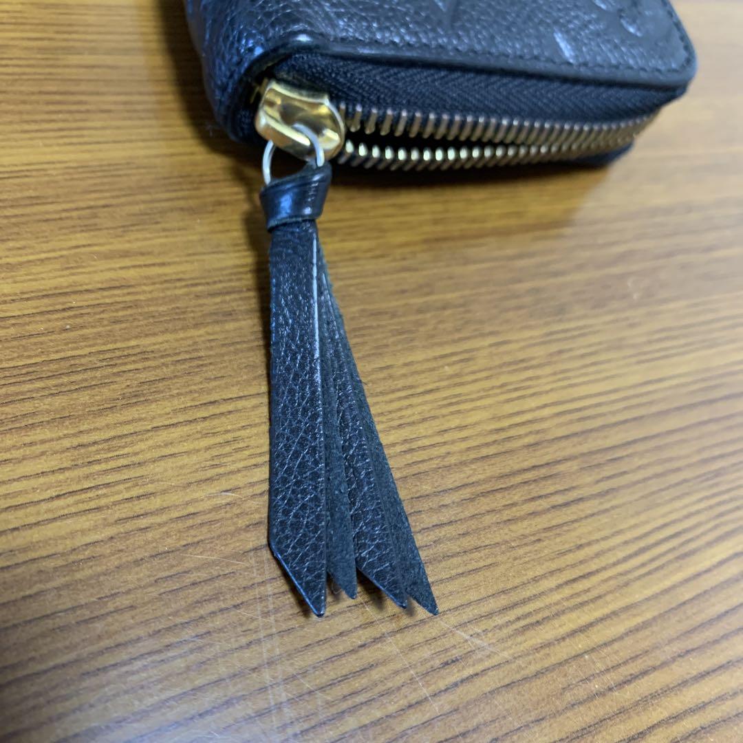 真ん中の小銭入れの箇所に小銭が入っていた形跡が薄くあります。箱はありません。