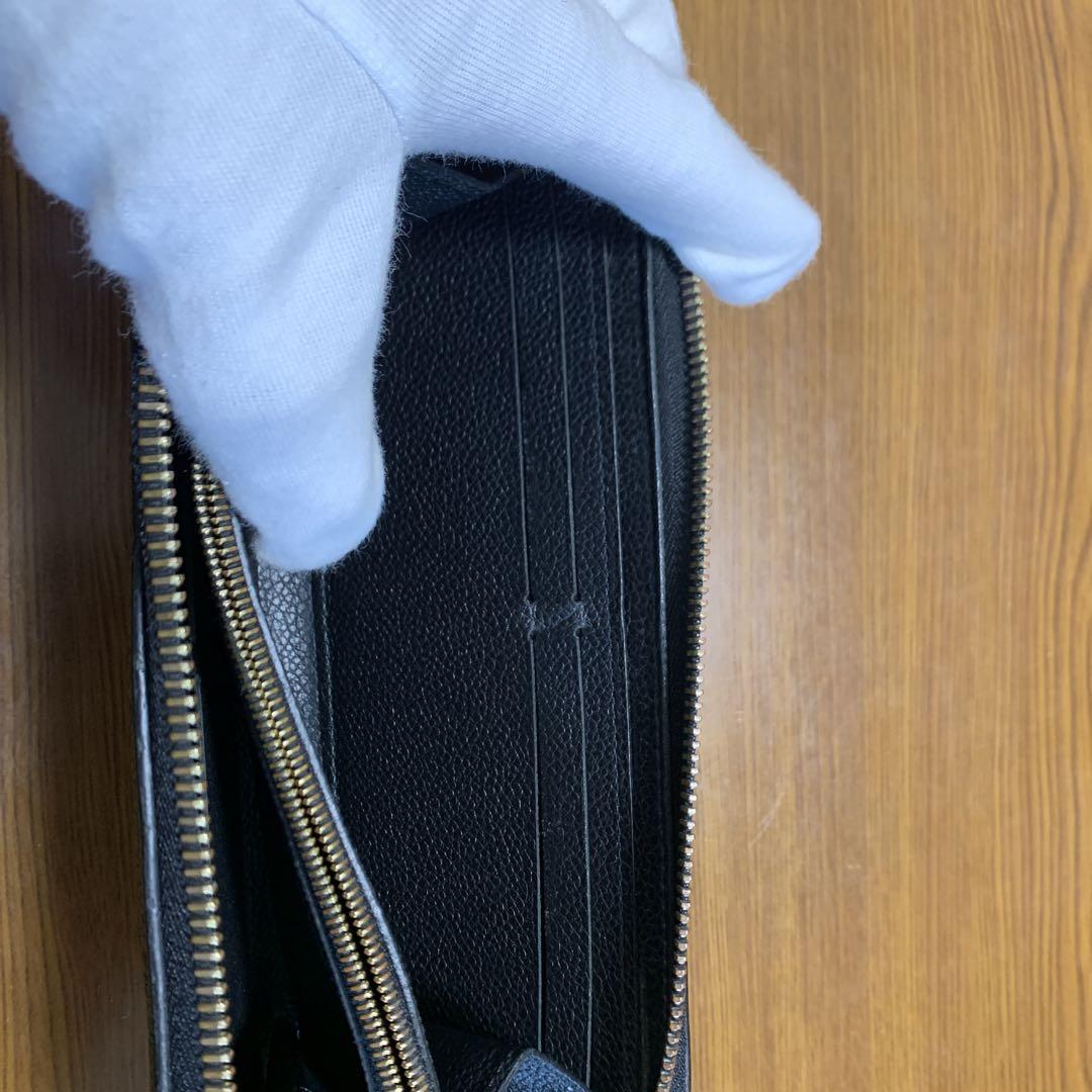 真ん中の小銭入れの箇所に小銭が入っていた形跡が薄くあります。箱はありません。