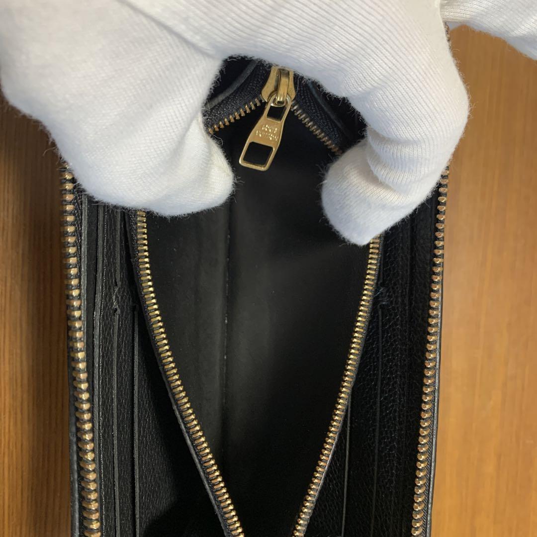 真ん中の小銭入れの箇所に小銭が入っていた形跡が薄くあります。箱はありません。
