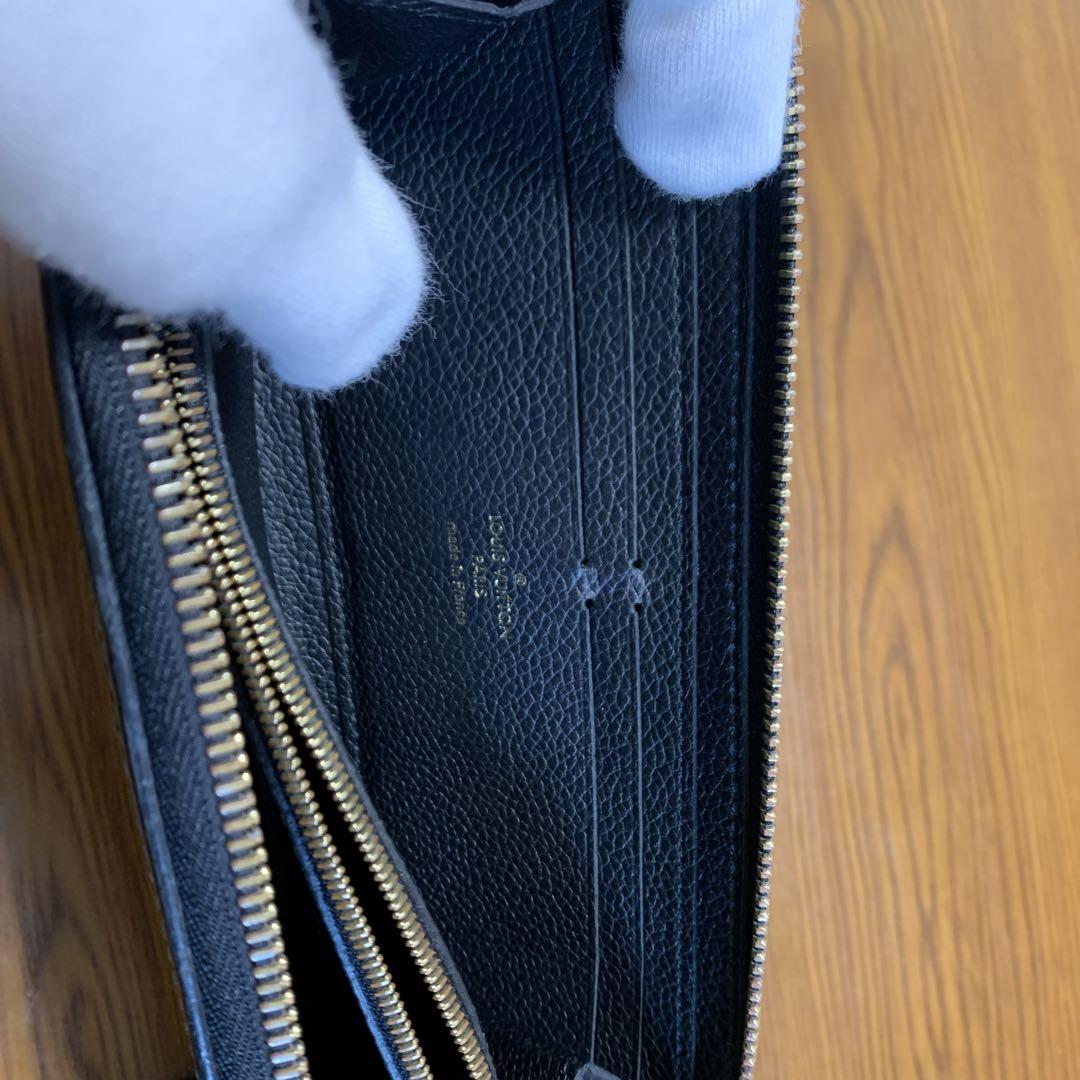 真ん中の小銭入れの箇所に小銭が入っていた形跡が薄くあります。箱はありません。