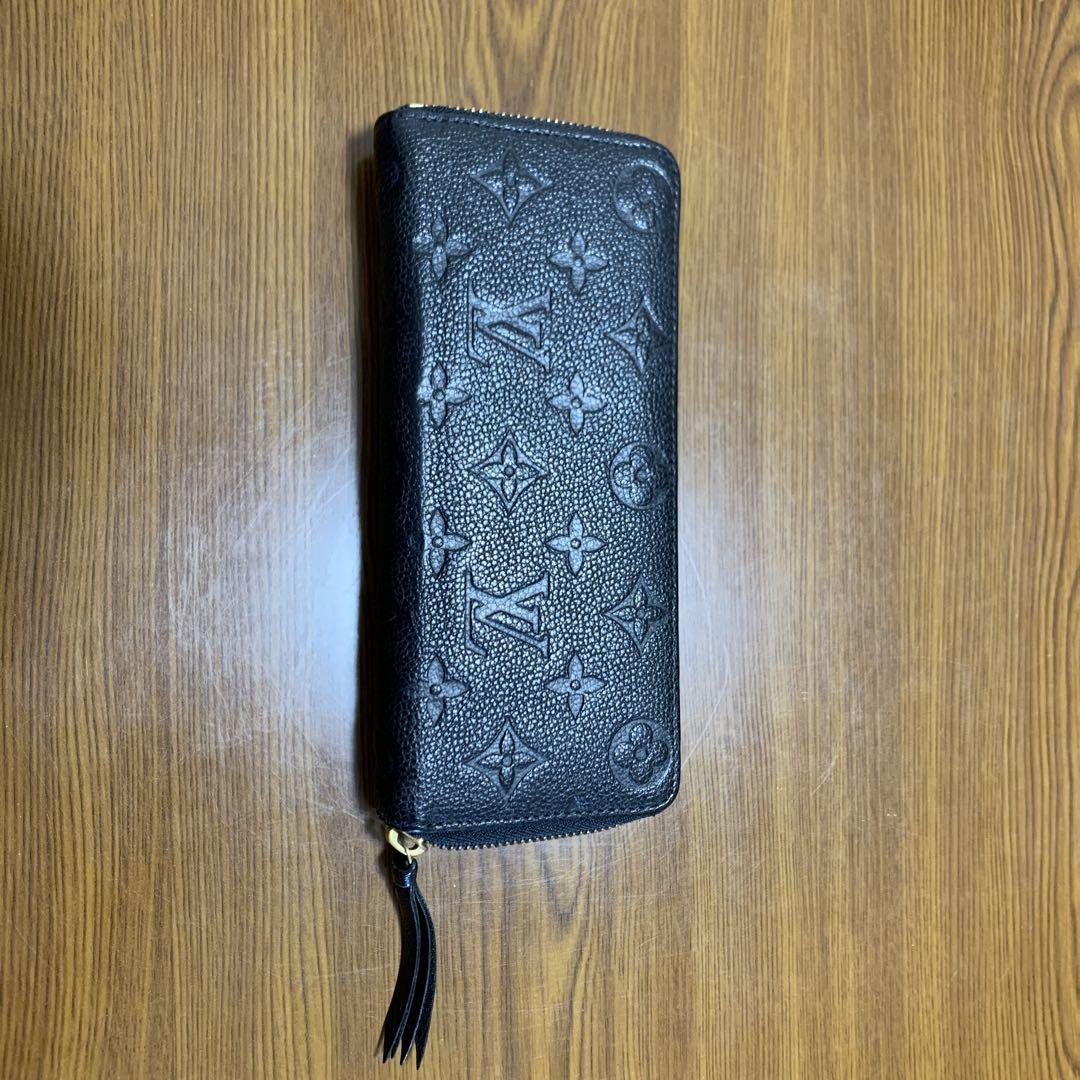 真ん中の小銭入れの箇所に小銭が入っていた形跡が薄くあります。箱はありません。