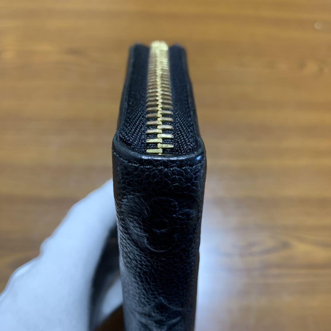 真ん中の小銭入れの箇所に小銭が入っていた形跡が薄くあります。箱はありません。