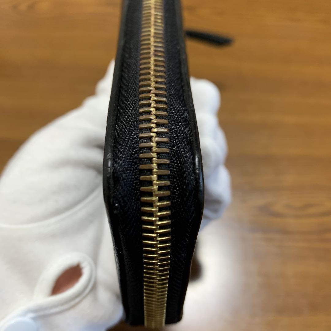 真ん中の小銭入れの箇所に小銭が入っていた形跡が薄くあります。箱はありません。