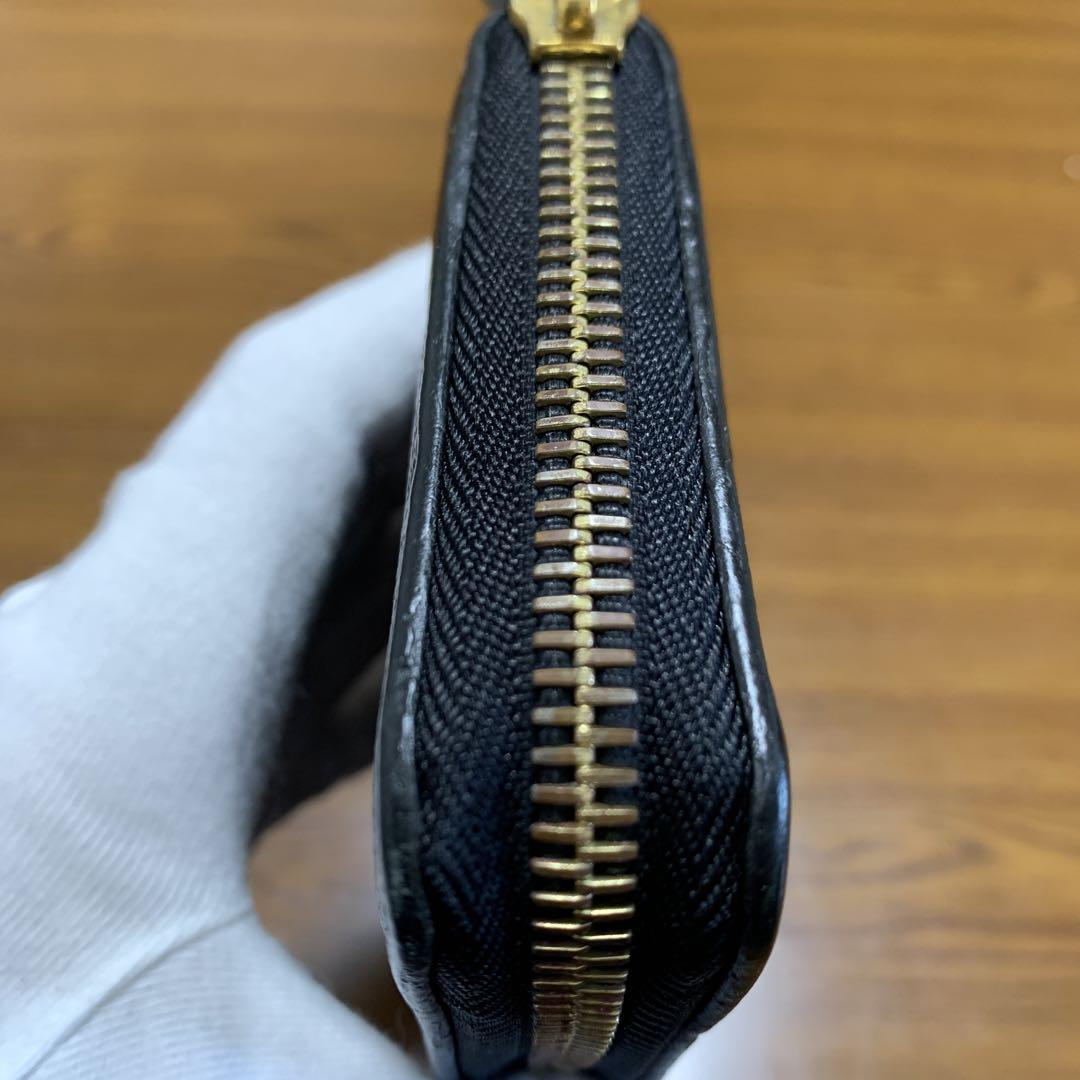 真ん中の小銭入れの箇所に小銭が入っていた形跡が薄くあります。箱はありません。