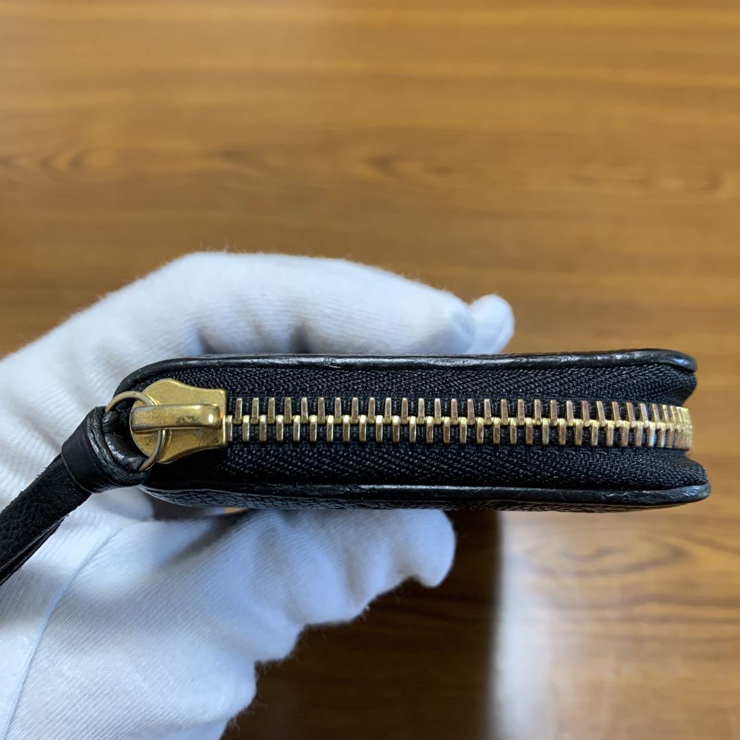 真ん中の小銭入れの箇所に小銭が入っていた形跡が薄くあります。箱はありません。