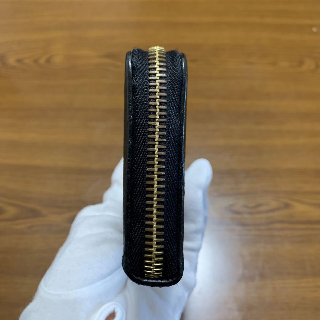 真ん中の小銭入れの箇所に小銭が入っていた形跡が薄くあります。箱はありません。