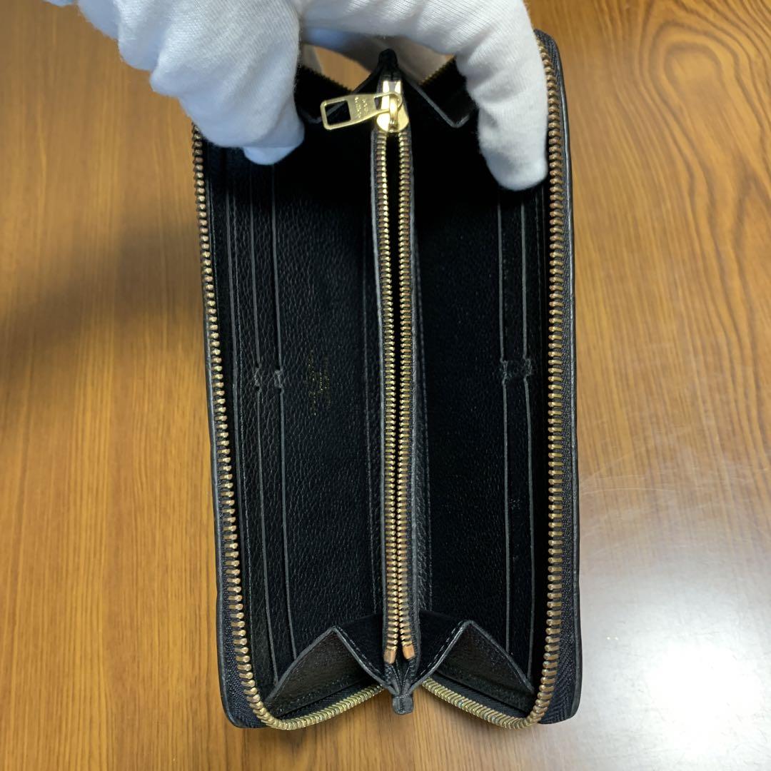 真ん中の小銭入れの箇所に小銭が入っていた形跡が薄くあります。箱はありません。