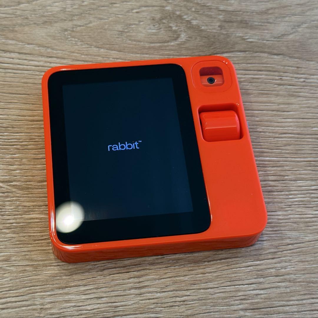 美品・即発送】 rabbit r1 AIデバイス - メルカリ