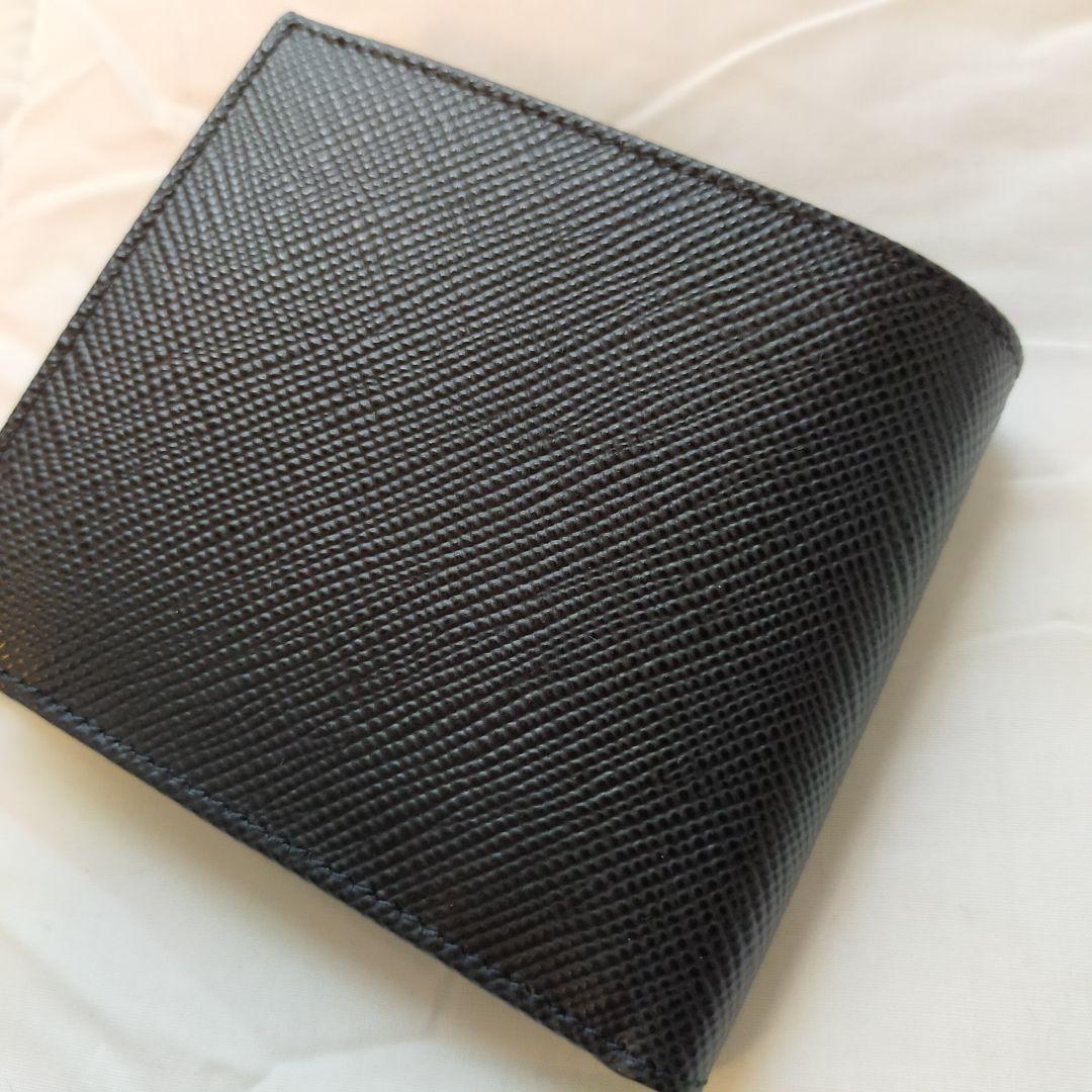 格安在庫 新品未使用 高級サフィアーノレザー仕様 箱紙袋付き ufr01-m20289667010 プラダ メンズ折財布 高品質好評