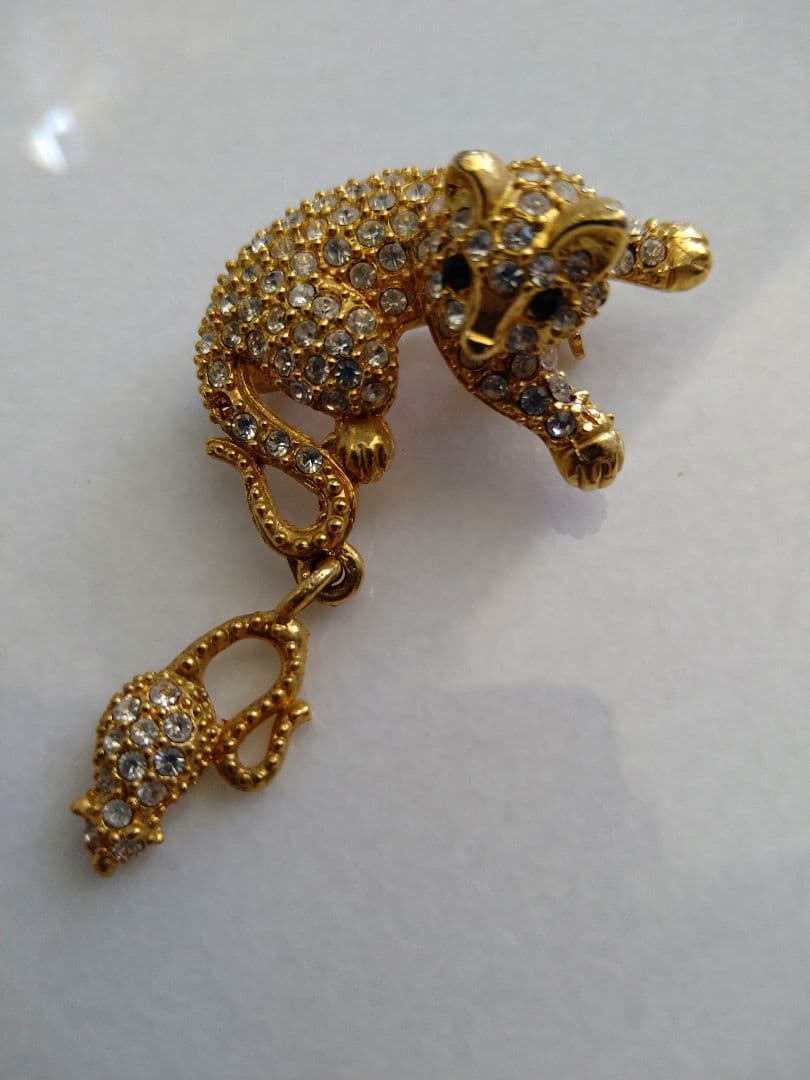 猫　揺れるネズミ　ブローチ