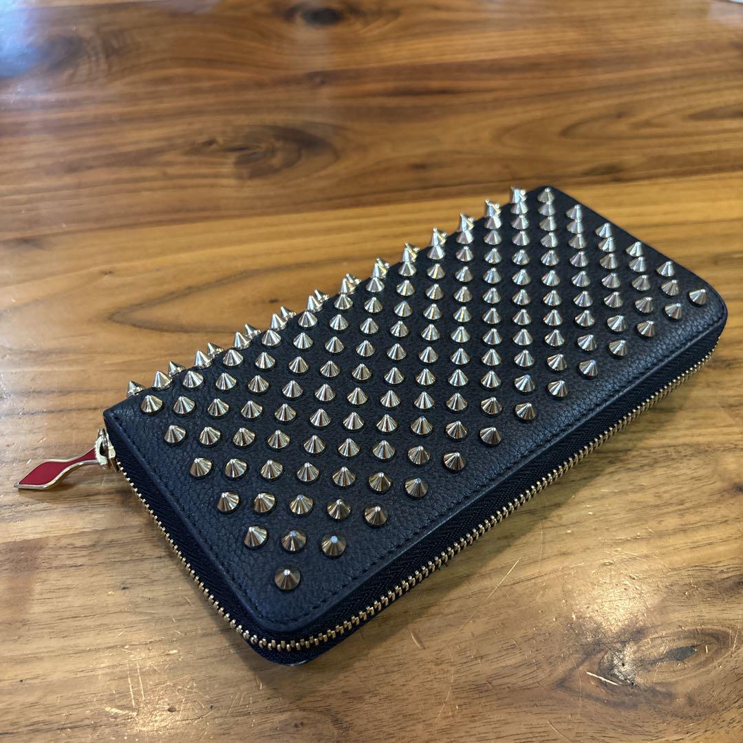 【クリスチャンルブタン】スタッズ付き黒レザー長財布