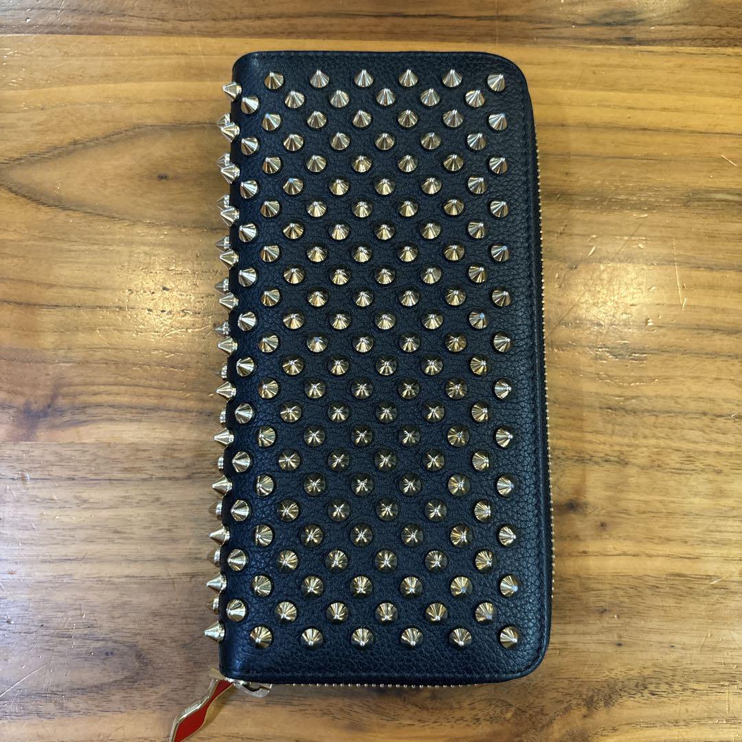 【クリスチャンルブタン】スタッズ付き黒レザー長財布