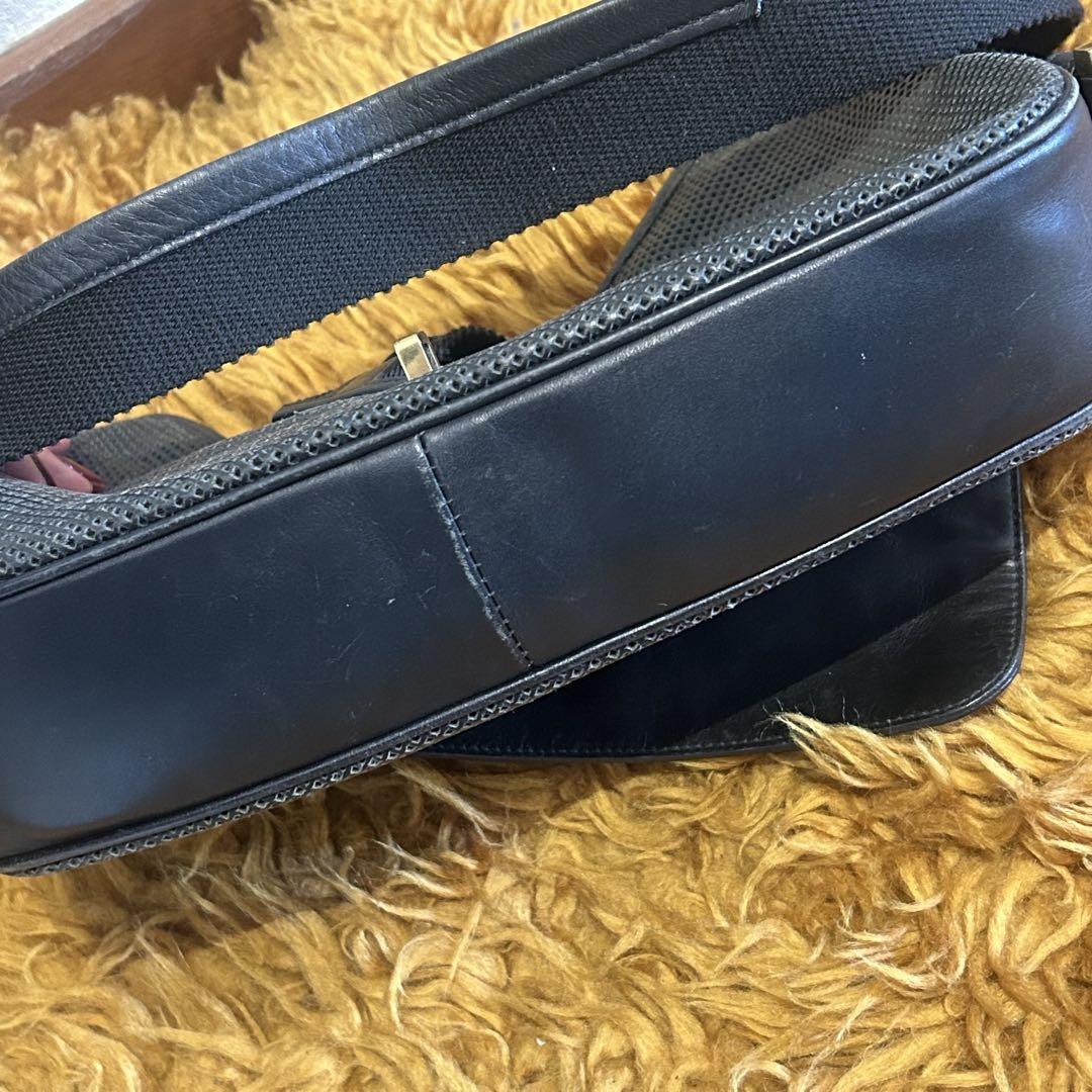 GUCCI ジャッキー オールレザー ワンショルダー ホーボーバッグ 黒 GUCCI ワンショルダー ジャッキー パンチング 黒 レザー ポーチ付
