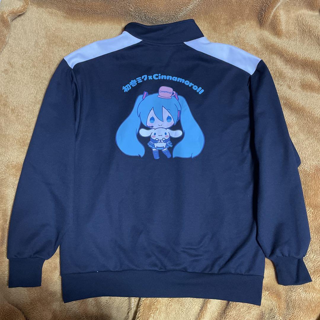 M〜L 初音ミク x シナモロール 抱っこ ハーフジップ トレーナー