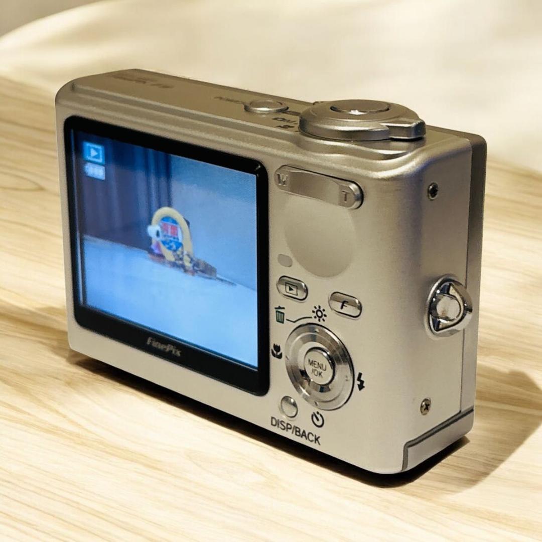 【美品人気色シルバー】FUJIFILM FinePix F10