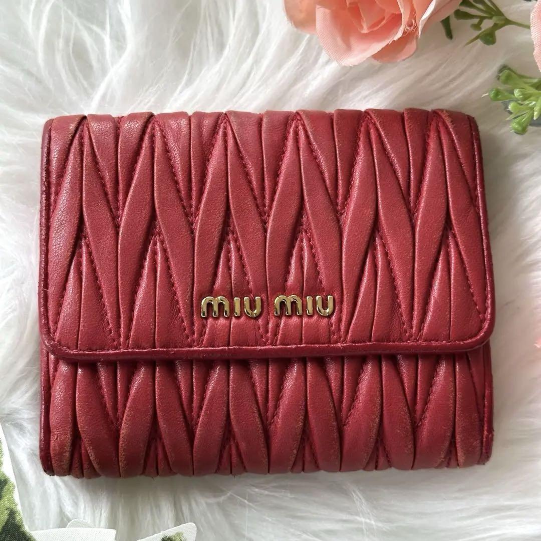 miu miu 二つ折り財布 赤　編み込みデザイン