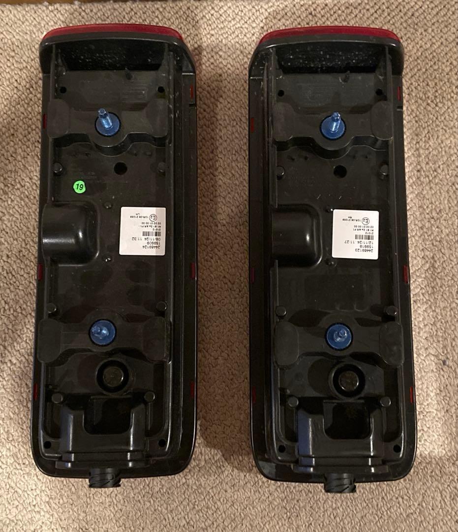 ＵＤトラックス　クオン用純正テールランプ　１台分