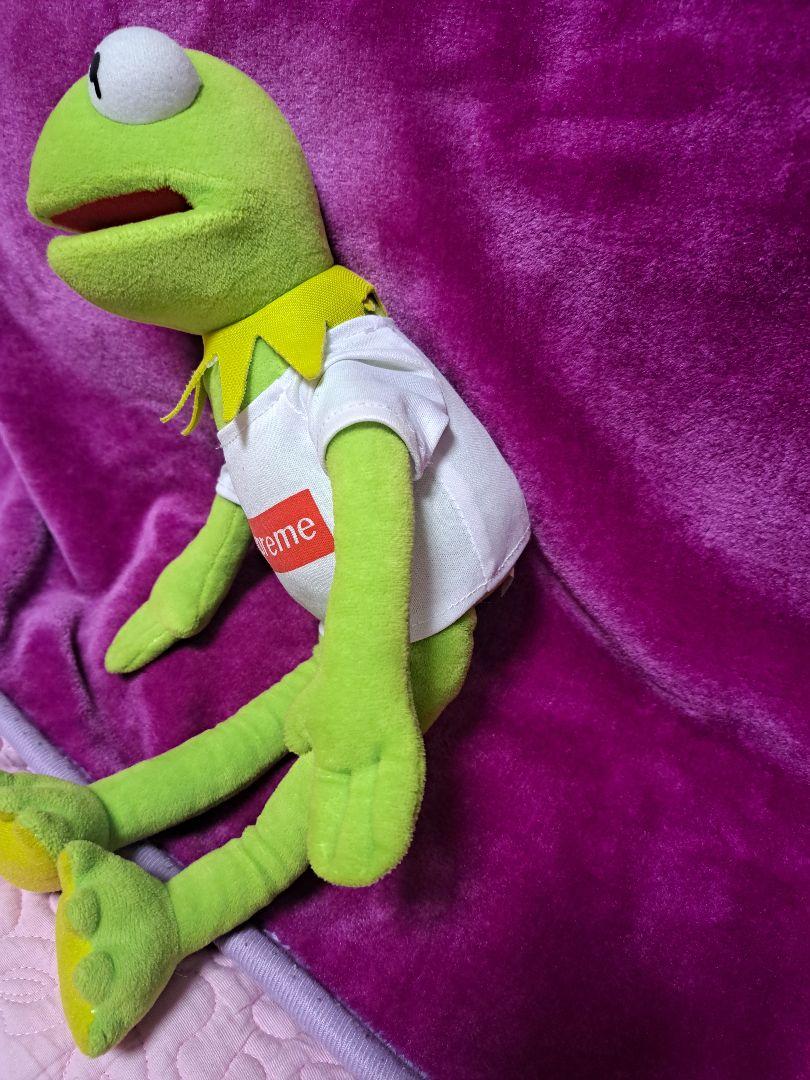 カーミットぬいぐるみ　supreme × KERMIT  セサミストリート 本物保証! 新品】supreme カーミット ぬいぐるみ セサミ