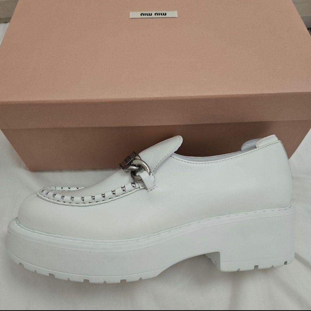 miumiu ローファー ホワイト MIU MIU - ミュウミュウ MIUMIU ローファー 革靴 靴 シューズ