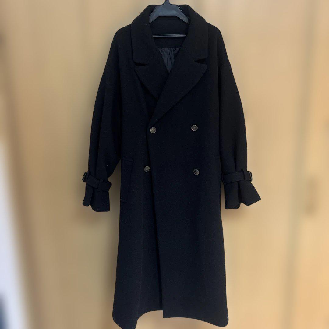 黒のダブルブレストロングコート