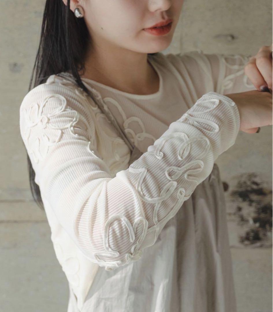【美品】kastane フラワーコード刺繍シアーTOPS アイボリー