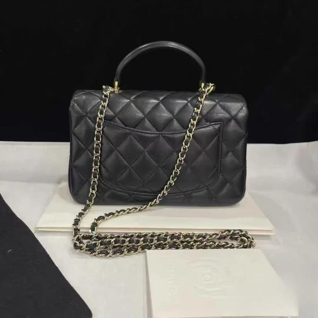 CHANEL ブラック レザー ショルダーバッグ - メルカリ